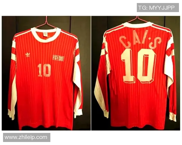 足坛巨星亲笔签名珍藏照见证辉煌瞬间与永恒荣耀